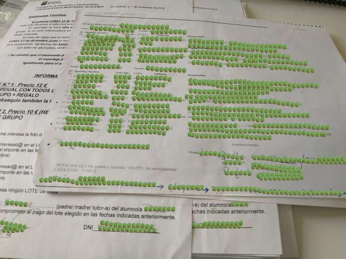 Documentos con información confidencial de alumnos y familias del centro (Foto TA)